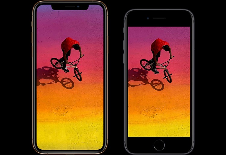 iPhone XSとiPhone 8の画面が横に並んでおり、その画面にはスポーツ自転車に乗った赤いTシャツの男性を上から写した画像が写っている