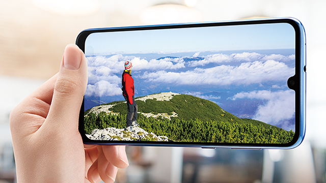 Galaxy A30 Scv43 Smartphone Android Au Blue arrow, arrow, hand png. galaxy a30 scv43 smartphone android