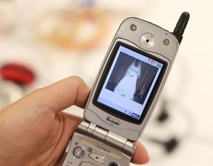 ガラケー、スマホなど43台 ガラケー、スマホなど43台 携帯電話の97％がスマホ、「ガラケー」も